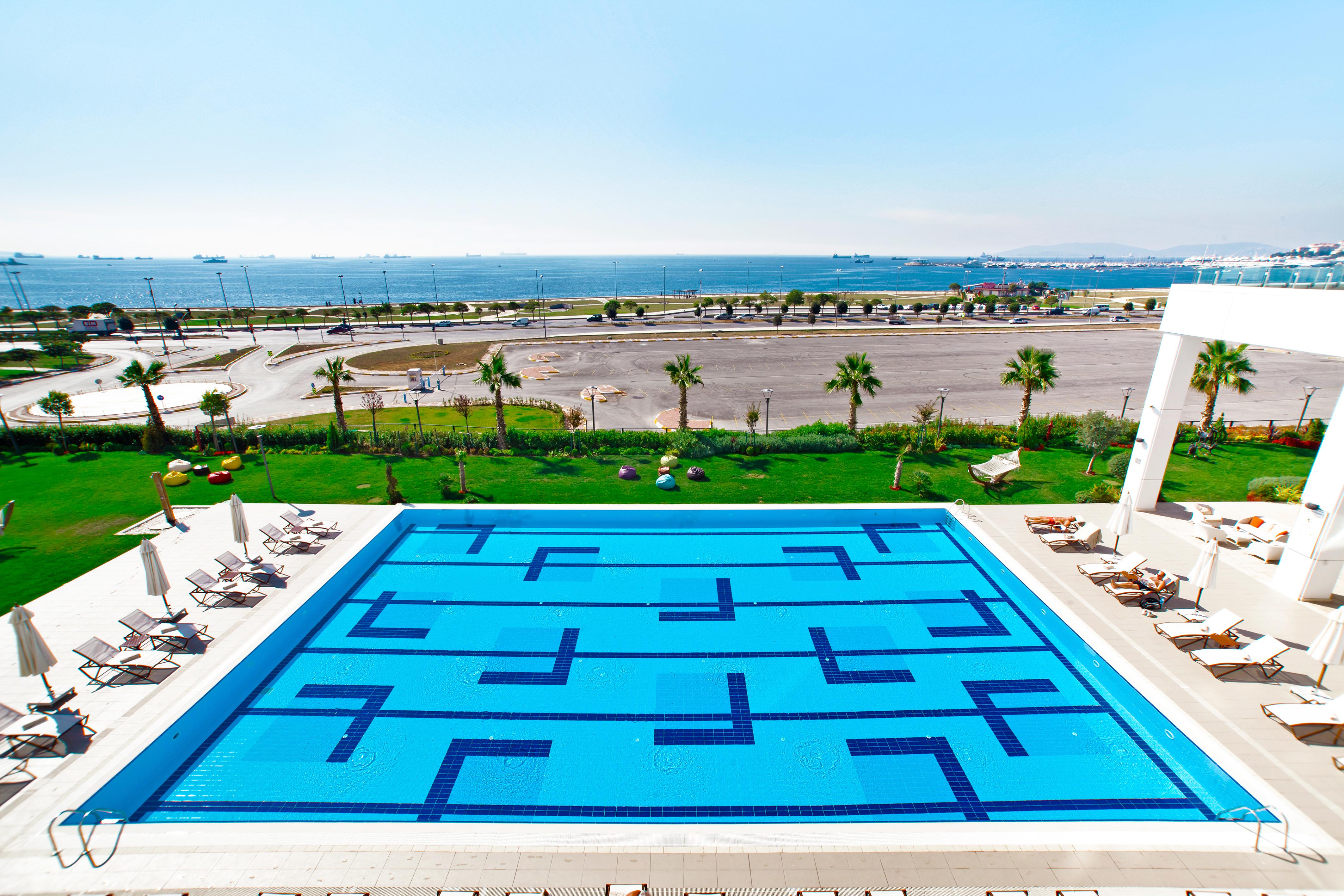 The Green Park Pendik Istanbul Luaran gambar The swimming pool at the hotel
