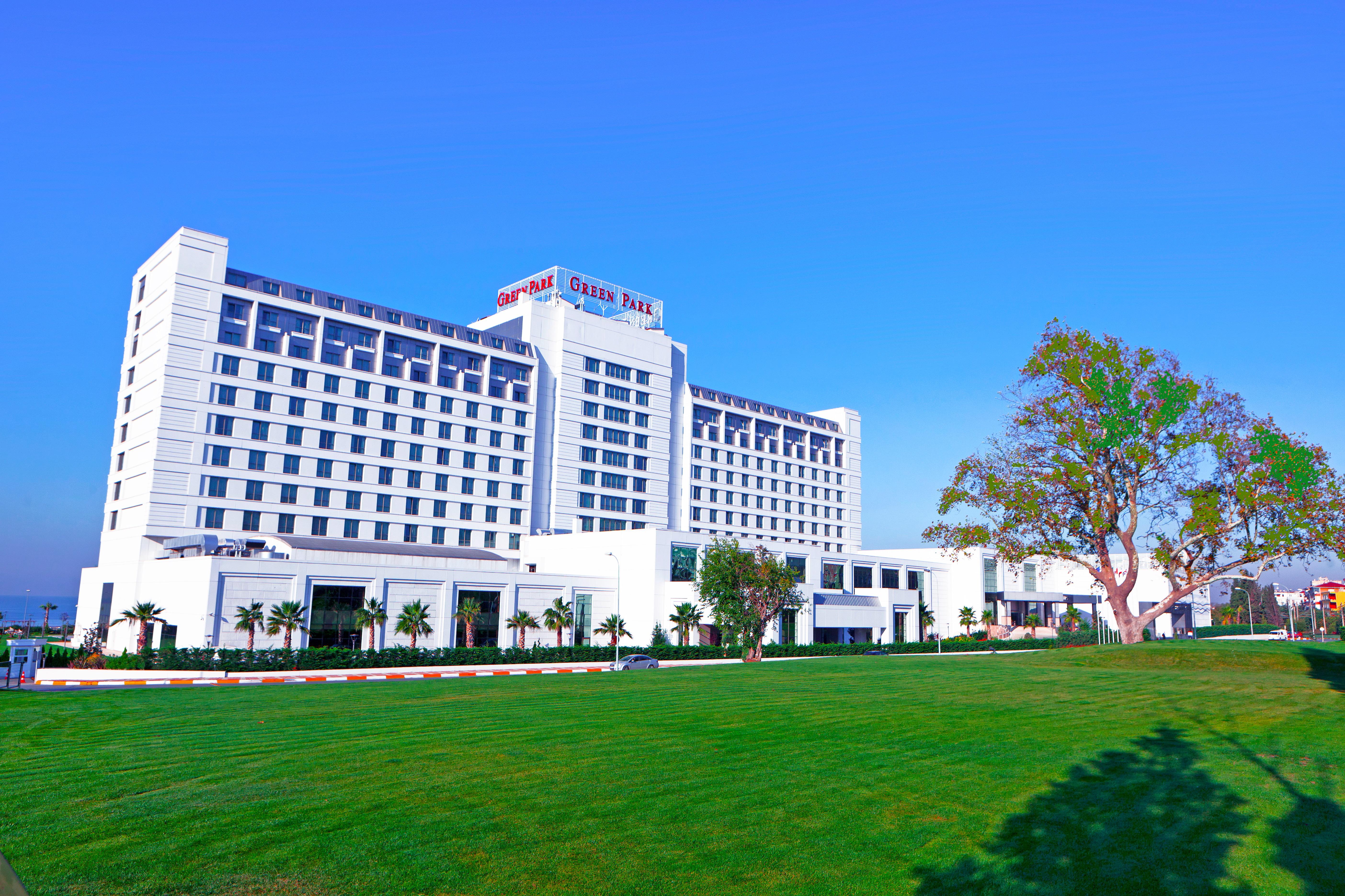 The Green Park Pendik Istanbul Luaran gambar The photo shows a modern multi-story hotel building with a clean, contemporary design. The structure features large windows and a prominent sign at the top indicating its name. In front of the hotel, there is a well-maintained green lawn with some la